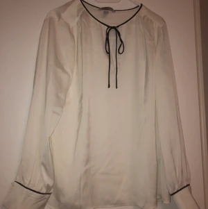 Vit schorta - Vit Schorta med svarta detaljer och knytning