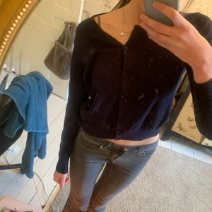 Mörkblå kofta - Säljer finaste koftan att ha bara för sig självt eller slänga den över något sött linne. Detta är ett basplagg man ba måste ha i sin garderob❤️