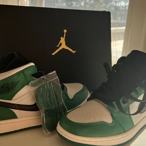 Gröna jordans - Säljer mina gröna jordans i mid då dom inte kommer till användning. De är aldrig använda bara testade o inga skador på! Dom är från StockX. Köparen står för frakten. köpta för 2500kr om fler är intresserade så blir de budgivning. Minst 10 kr över ledande bud