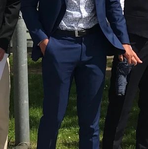 Jack & Jones Premium Kostym - Kostym säljes 🤠  Original pris: 2000kr Säljes för: 1300kr (priset är ej satt i sten).  Denna kostym har använts EN gång och är i nyskick. Däremot passar den mig inte längre och jag vill därför sälja den vidare .  Följande ingår:  Klassisk Kavaj (storlek 48), Slim Fit Kostymbyxor (storlek 48), Fluga, Bröstnäsduk, Kostymfodral.