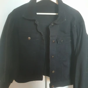 Demin jacka/ jeansjacka  - Denna jacka har använts 1 gång. Men ser ut som ny. Den är ganska tunn så det passar bra till vår/somamr, den har också puffiga armar som får den att se mindre basic ut. Ordinariepris 359 men säljer den för billigare. Säljer denna för att jag aldrig använder den.