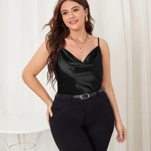 Svart croppat linne - Svart croppat linne från shein. Säljer pga för stort för mig. Endast testat. Storlek 0XL, skriv ett meddelande för mått. Köparen står för fraktkostnaden.