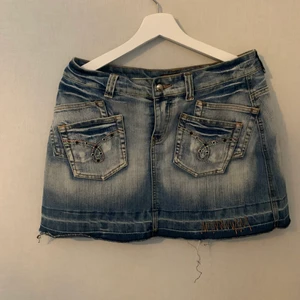 Vintage jeanskjol från N&P jeans  - Kjolen är i storlek 42 men är mer som en 38/40, dock väldigt stretchigt material. Kjolen är i fint skick och knappt använd! För fler frågor är det bara att höra av sig. Köpare står för frakt 💗