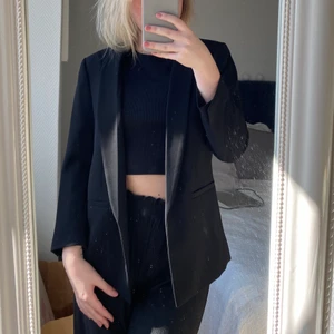 Kavaj - Säljer denna fina kavaj som inte kommer till användning längre! Endast använd fåtal gånger. Storlek 38 💛 för mer info är det bara att skicka 💛