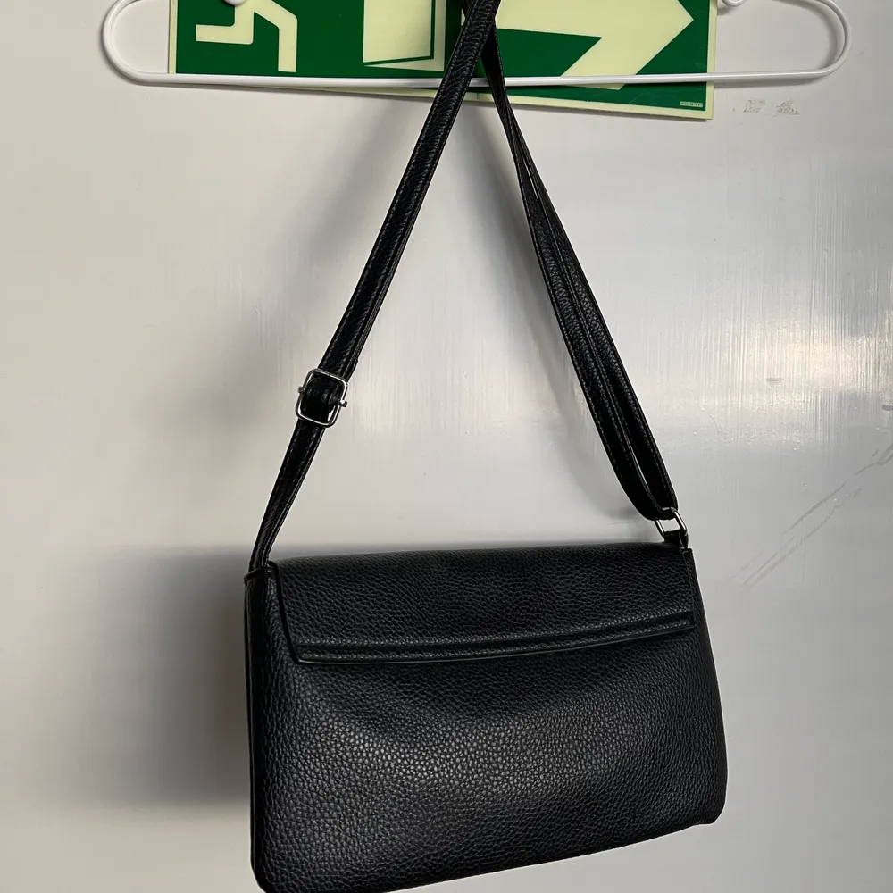 Supergullig svart fake-läder väska från Don Donna, 2 fack innuti och lagom storlek (men ändå åt de mindre hållet)✨. Väskor.