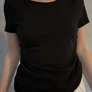 Basic svart T-shirt från H&M storlek M