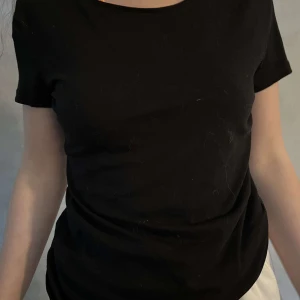 Svart hm T-shirt  - Basic svart T-shirt från H&M storlek M