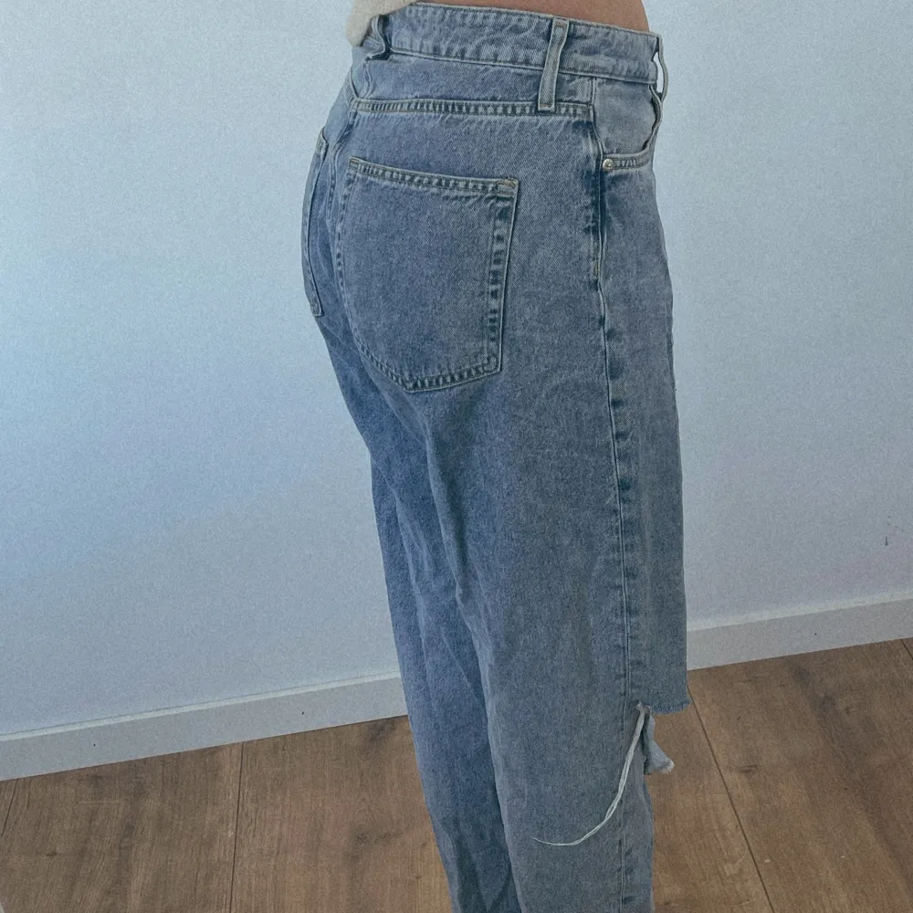 Slitna jeans i från H&M i passformen momjeans. . Jeans & Byxor.