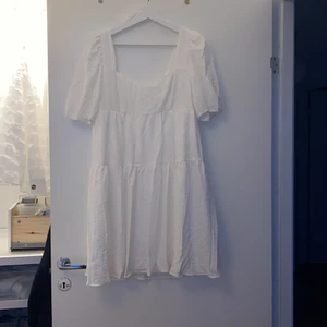 Vit klänning från sisters point  - Vit elegant klänning med dragkedja i ryggen bra passform alltså inte helt tight 