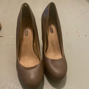 Supersöta klackar  - Säljer dessa supersöta klackar som har endast används en gång, storlek 39 och de är 8 cm höga. Perfekta för studenten, balen eller andra festliga eller vardagliga event. 