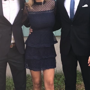 Klänning  - Jättefin klänning från AX Paris (köpte på Nelly) som tyvärr blivit för liten 🙃 perfekt till sommaren som endast är använd 1 gång så väldigt bra skick, frakt tillkommer 💃🏼