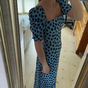 Långklänning - & Other stories - Sommarklänning från & Other stories. Storlek 36, knappt använd :) 