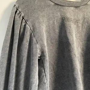 Köpt på Zara. Supersnygg, slitgrå sweatshirt