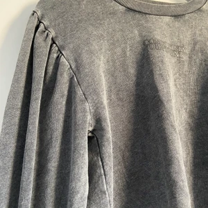 Cool sweatshirt - Köpt på Zara. Supersnygg, slitgrå sweatshirt