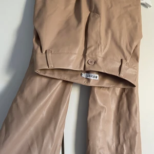 Beiga läderbyxor - Supersnygga läderbrallor, helt oanvända från Madlady. Fick hem två par likadana så säljer nu dessa! 