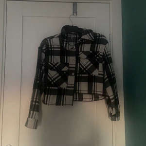 Rutig kofta  - Säljer denna kofta. Använd en gång, köpte för typ 300kr. Köparen står för frakt:)