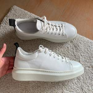 Vita skor från pavement i storlek 39. Använda en gång, köpta för ungefär 1200 kr. Kommer tyvärr ej till användning. 