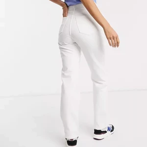 Weekday rowe jeans - Säljer mina vita jeans från weekday i modellen rowe då de tyvärr blivit försmå för mig! De är i strl W27 L30. ⭐️ köparen står för frakten