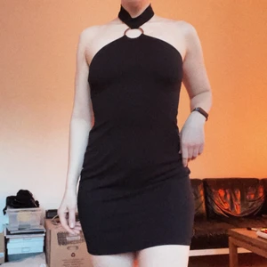 Svart klänning - Har sytt om den, och passar mig som har storlek S.