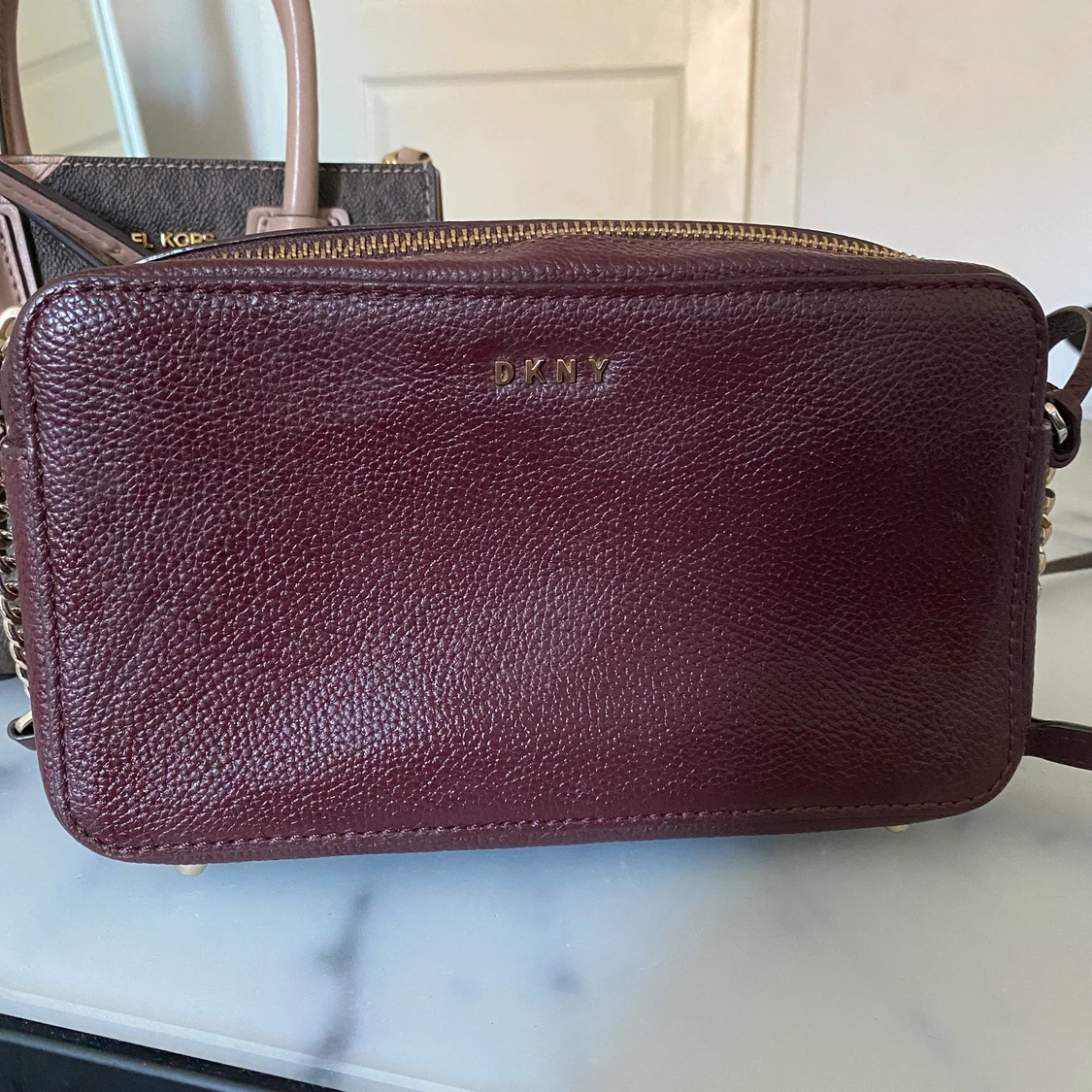 Brun DKNY väska i fint skick.