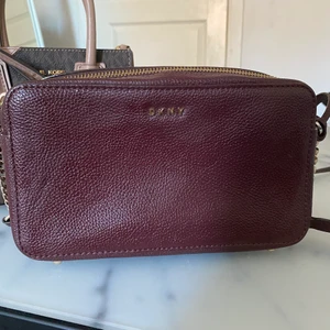 Brun DKNY väska i fint skick.  - Fin brun dkny väska i fint skick, pris kan diskuteras.