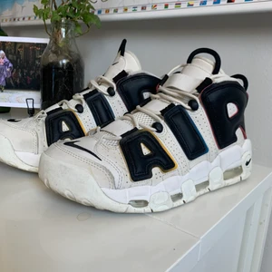 Nike Air More Uptempo ’96 - Köpta för några veckor sen, säljes då jag köpte fel storlek, passar mer storlek 40! Använda några gånger, men i väldigt bra skick. Bli lika cool som Faye i Euphoria och investera i ett par Uptempos! 💥