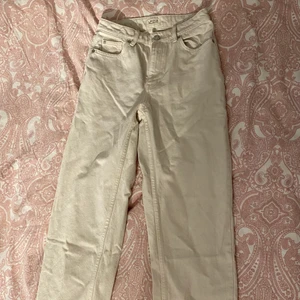 Jeans - Mom-jeans från Lindex. Helt oanvända. Storlek Xs.