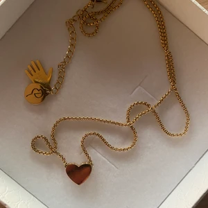 Halsband från Edblad  - Super gulligt guldigt halsband med ett hjärta, små stenar på sidorna. 