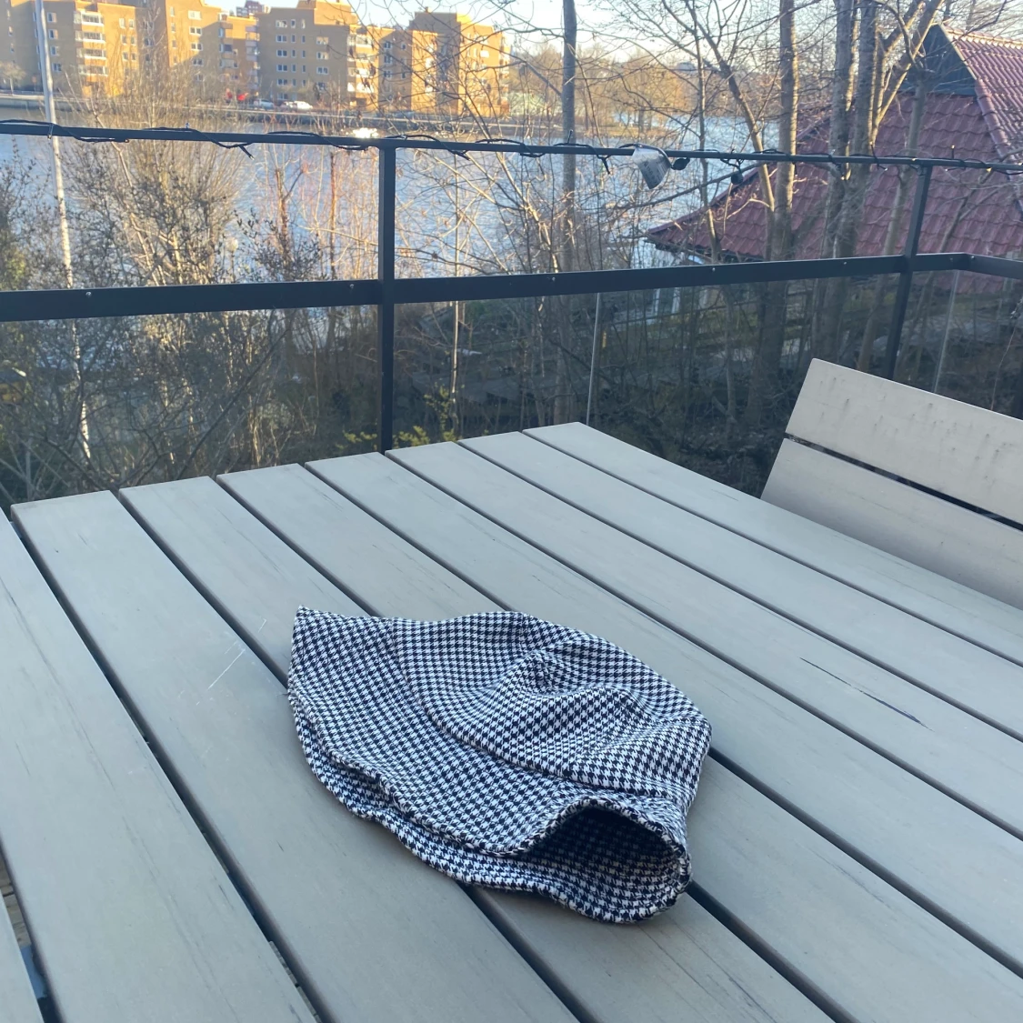 Vit svart buckethat  - 90