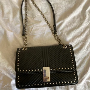 Väska  - Väska från zara, rymlig och helt perfekt! 