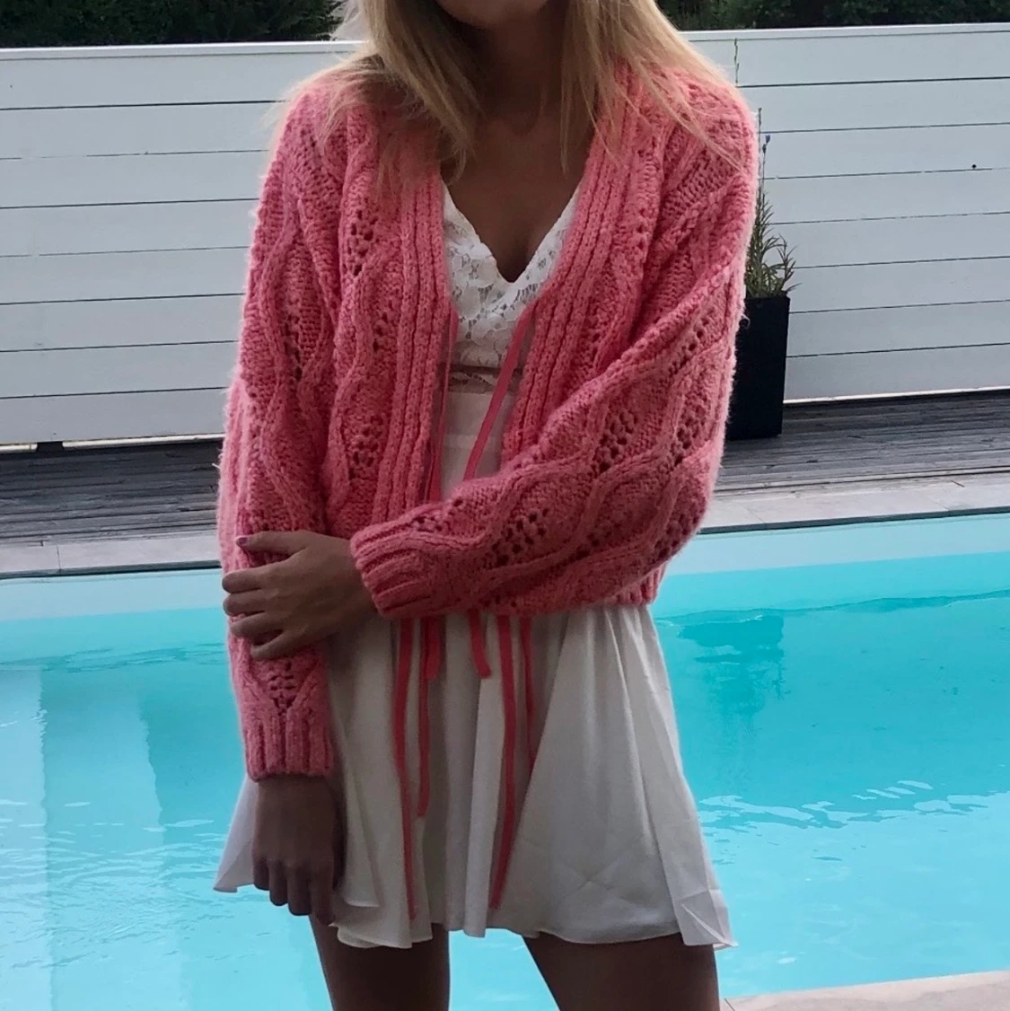 Stickad kofta med knyte