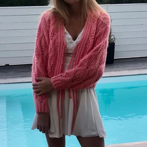 Stickad kofta med knyte - Jättesöt stickad kofta från asos. Fint skick 💗