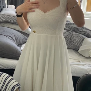 Skolavslutnings klänning Chiara Forthi - En vacker skolavslutnings klänning/student klänning från Bubbleroom. Märke och modell är Chiara Forthi Piubella Dress Antique white. Original pris 499kr, säljer för den används inte längre men tycker den fortfarande sitter sjuktfint. Bara att fråga för mer bilder 💕
