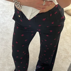 Kostymbyxor med stjärnor ⭐️⭐️ - Säljer dessa svarta kostymbyxor med röda stjärnor på från Fabienne Chapot. Såå sjukt sköna men kommer dessvärre inte till användning längre. Nypris: 1300kr. Jag är 172 cm lång. ⭐️ skriv privat vid intresse!