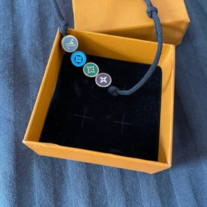 Louis Vuitton  - Lv armband i väldigt gott skick. Armbandet är från 2019, använt fåtal gånger. 