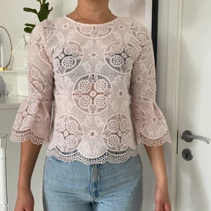 Rosa spetstopp  - Rosa fin topp med spets, något genomskinlig. Fint skick. Storleken är 38 och jag är 178cm lång. Från river island 