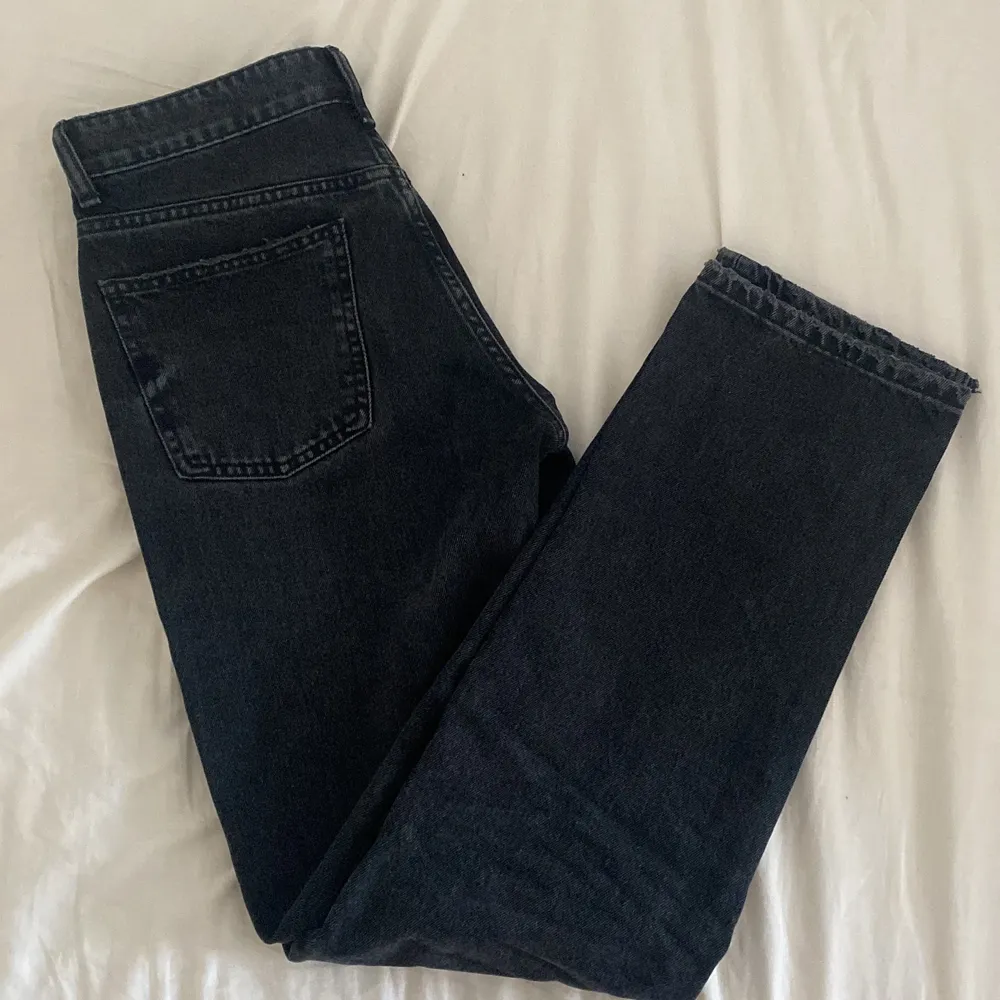 Ett par svarta midrise jeans från zara! Använda typ 3 gånger, så i väldigt fint skick:). Jeans & Byxor.