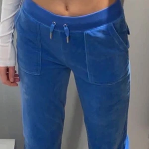 Juciy couture byxor - Jag säljer mina juciy byxor för jag inte använder dom så mkt. Skriv gärna om ni vill byta dom mot ett par gråa eller marinblå i xs ❤️ ord pris 999 och jag kan sälja dom för 800