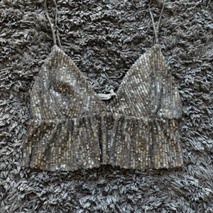 Fest topp - Super söt glittrig topp, säljer då den inte kommer till användning längre och tycker inte den passar på mig. Har köpt den här på plick men den är ursprungligen från PULL&BEAR, bild 3 er ej min bild. Skriv till mig om ni vill ha fler bilder eller har frågor!!❤️‍🩹
