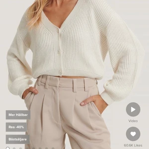 Vit kofta - Vit kofta från NA-KD använd fåtal gånger. Nypris 399kr