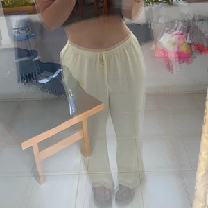 Beach-pants från zara - Supersköna byxor från zara! Använda när bilden togs, för stora för mig därför jag säljer❤️‍🔥❤️‍🔥❤️‍🔥