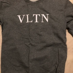 Valentino Small Tröja - Valentino Tröja ny skick lång ärmad använt ett få tal gånger priset kan diskuteras 