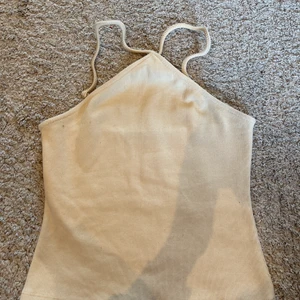 ❗️Vit halterneck topp från BikBok❗️ - 💕Säljer denna vita halterneck toppen från BikBok då den inte kommer till användning längre. Toppen är i storlek S och den passar fint till allt💕
