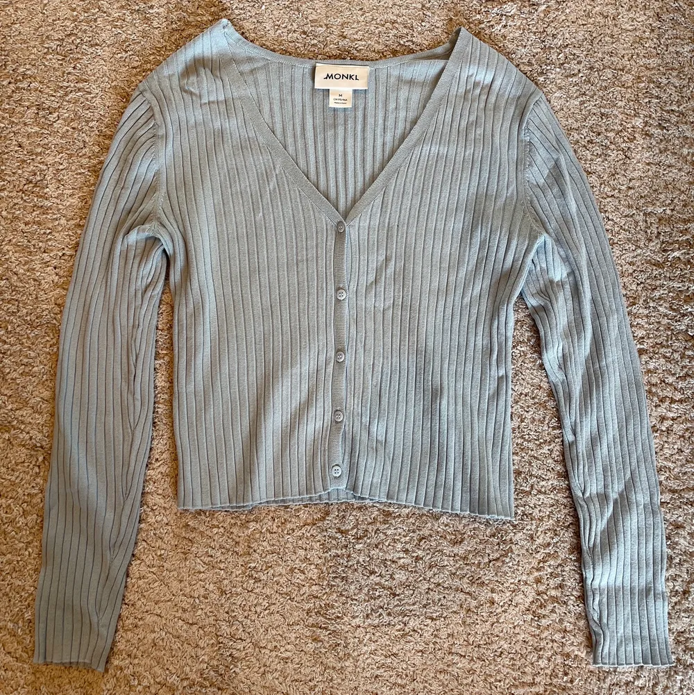 💕Säljer denna fina pastell blåa koftan/tröjan från Monki då den inte används längre. Koftan är i storlek M och den passar perfekt till allt💕. Tröjor & Koftor.