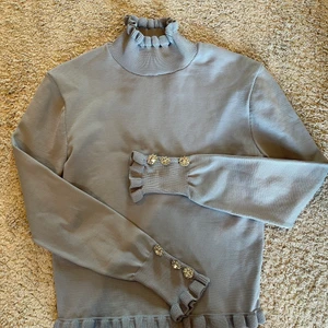 ❗️Långärmad tröja med diamant knappar❗️ - 💕Säljer denna ljusblåa långärmade tröjan med diamant knappar från zara. Den är i storlek S och passar till allt💕