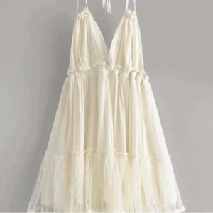 Sommarklänning - Säljer denna sommarklänning från SHEIN. Köpt för 200kr, aldrig använd❤️