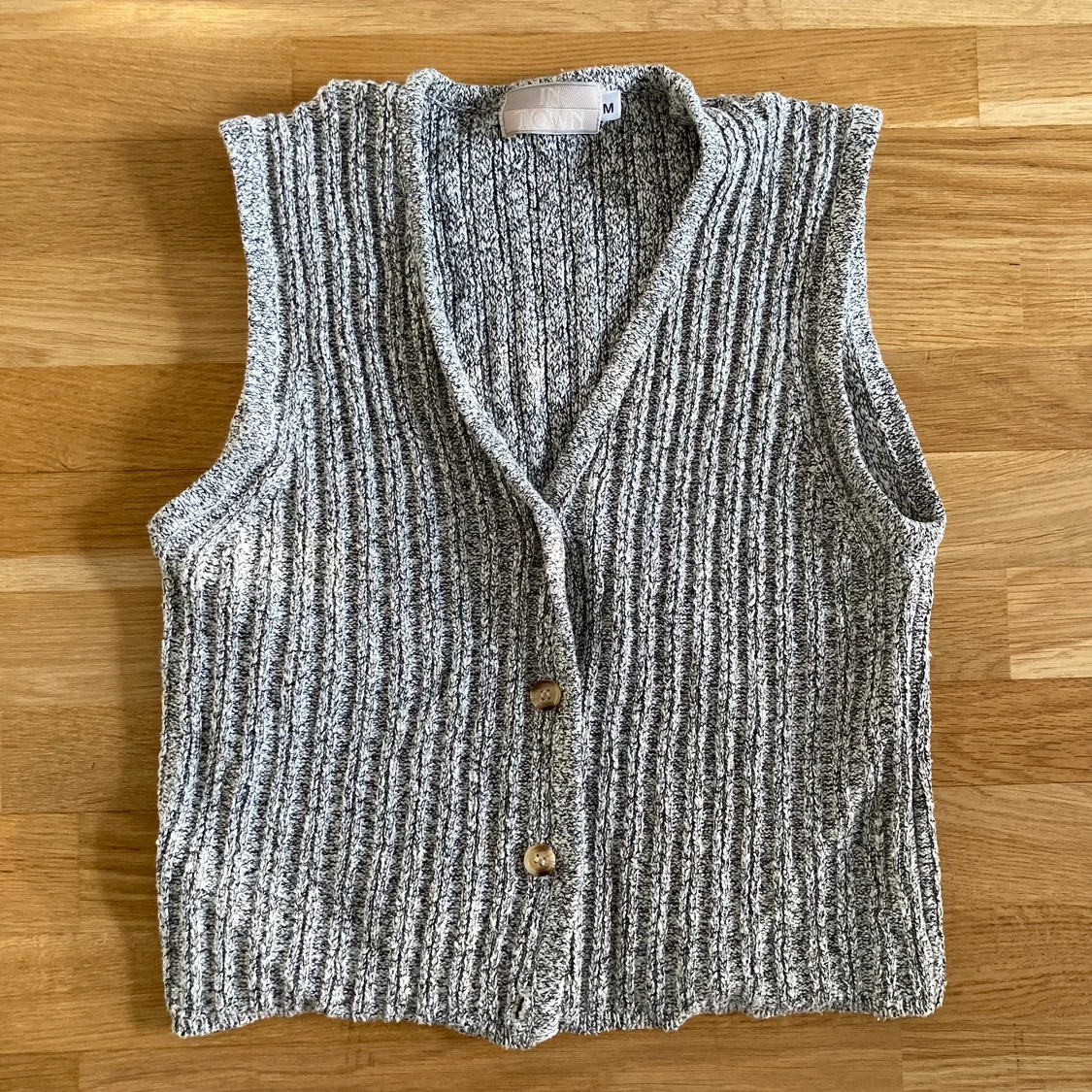 Stickad väst med knappar - 90