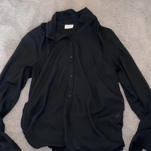Svart skjorta  - Svart skjorta skönt och svalkande material nu till sommaren super fin, den är i storlek xs men passar även mig som är en S samt ibland M, säljer den för 150kr + frakt❤️