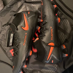 Nike Phantom Gt - Ett par helt nya Nike Phantom Gt ACC i storlek 43. Aldrig använda och kostar 2800 i butik 