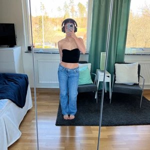 Weekday Jeans - Nu är dessa Weekday-jeans till försäljning i modellen ”arrow low”🙌🏻De har varit flitigt använda men säljer de nu då jag tröttnat på de😊✨Trots användningen så finns det inget slitage och byxorna är som i nyskick, bland de bästa byxorna jag ägt!! Skickas spårbart❤️